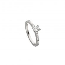Platin Ring mit Diamant im Emerald Schliff und Brillanten von Kollektion Fridrich bei Juwelier Fridrich in München
